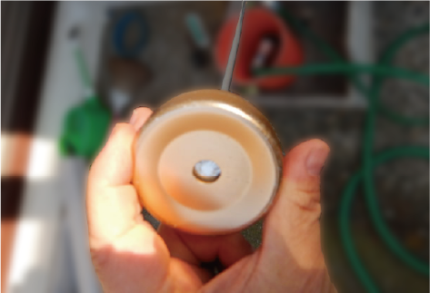 音調棒で丁寧に水漏れの音を探す